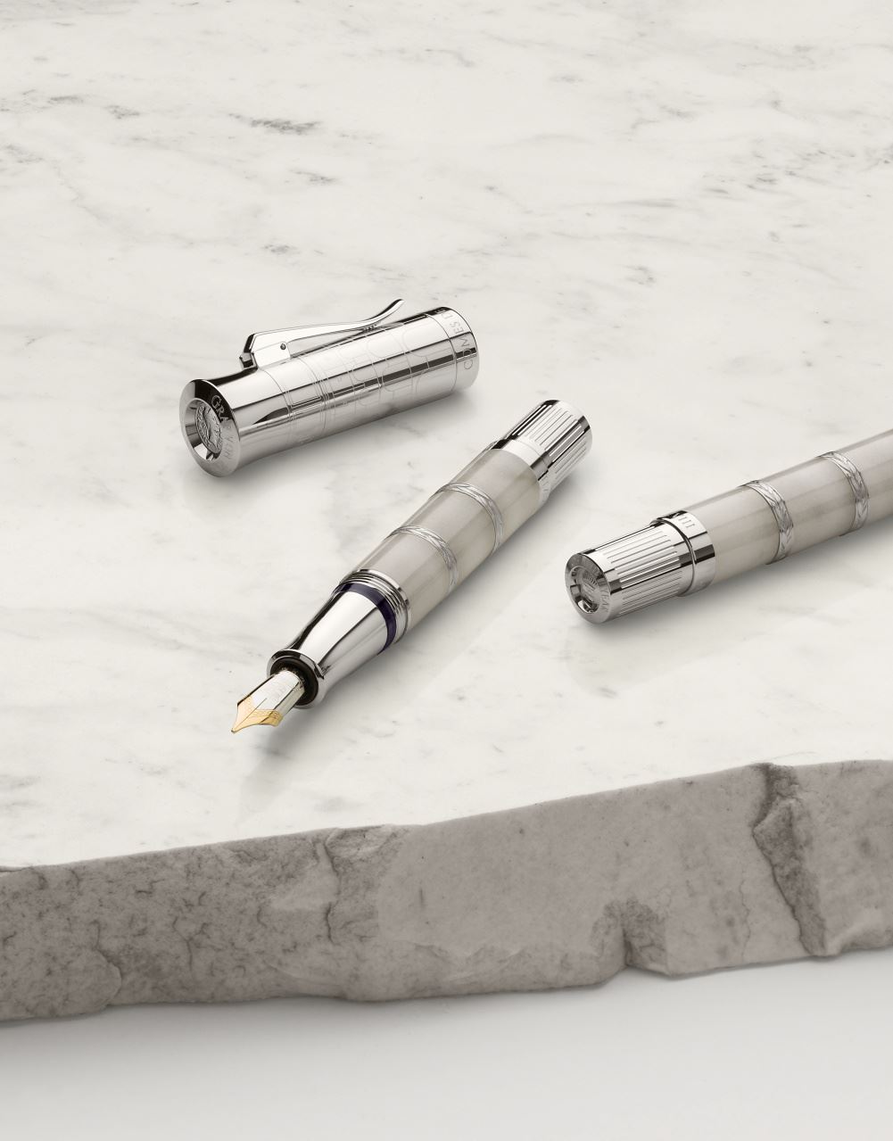 Graf-von-Faber-Castell - Pluma Pen of the Year 2018, platino y mármol blanco – M